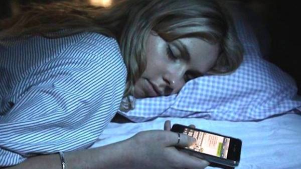 Πως η οθόνη του κινητού επηρεάζει την ποιότητα ύπνου