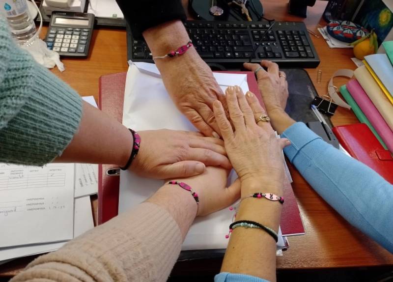 Βραχιολάκια για τον καρκίνο του μαστού στις κυρίες του Δημαρχείου Πύλου