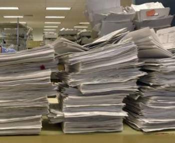 Εν διαστάσει μητέρα παγιδευμένη στη γραφειοκρατία