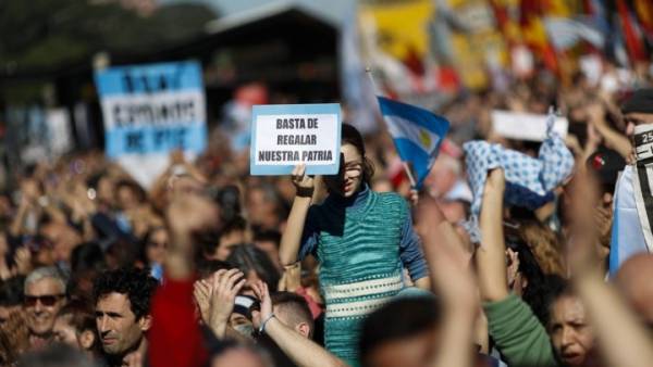 Χιλιάδες διαδηλωτές κατά των διαπραγματεύσεων του Μπουένος Άιρες με το ΔΝΤ