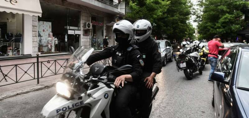 Τροχαίο στην Ποσειδώνος: Μοτοσικλέτα της ομάδας ΔΙ.ΑΣ. παρέσυρε ηλικιωμένη - Δύο σοβαρά τραυματίες