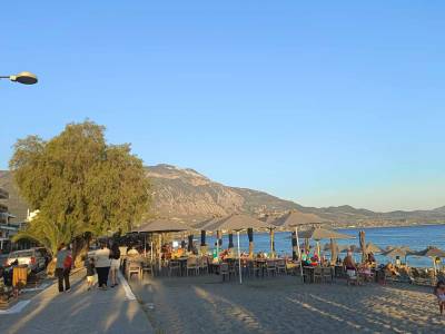 Καλαμάτα: Επαγγελματίες βάζουν πλάτη στην αύξηση του καφέ - «Σβήνει» η δωρεάν χρήση της ξαπλώστρας