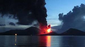 Νέα Γουινέα: Το ηφαίστειο Ταβουρβούρ ξύπνησε και εκρήγνυται (βίντεο)