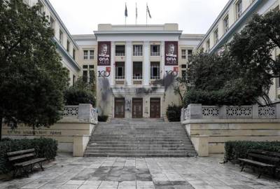 ΑΣΟΕΕ: Εισβολή κουκουλοφόρων - Ξυλοκόπησαν καθηγητή ενώ έκανε μάθημα σε αμφιθέατρο