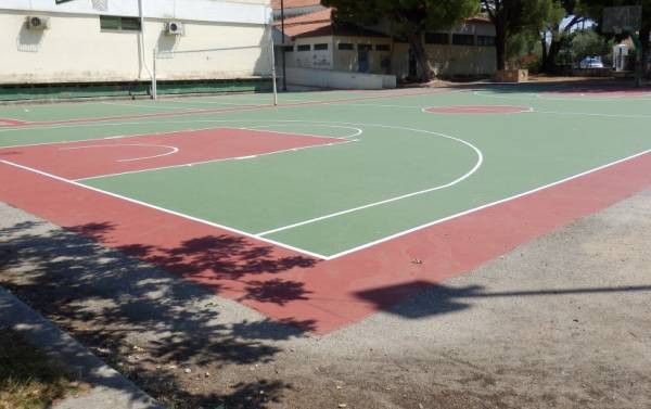 Πλαστικοποίηση γηπέδων μπάσκετ και βόλεϊ από τον Δήμο Καλαμάτας