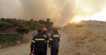 Φωτιά στο Ξυλόκαστρο: Αποφεύχθηκε ο κίνδυνος για τα χωριά Καλλιθέα κι Ελληνικό