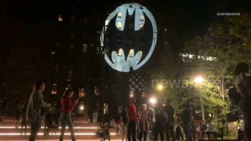 Το σήμα του Batman εμφανίστηκε σε 13 πόλεις για τα 80ά γενέθλιά του