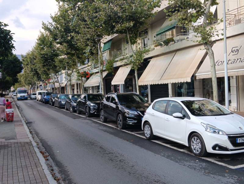 Σημεία εξυπηρέτησης πολιτών ή πάρκινγκ ταξί;
