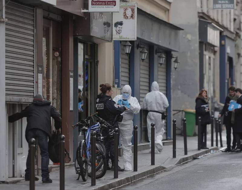 Συνεχίζονται οι έρευνες για να προσδιοριστούν τα κίνητρα του δράστη των φονικών πυρών στο Παρίσι