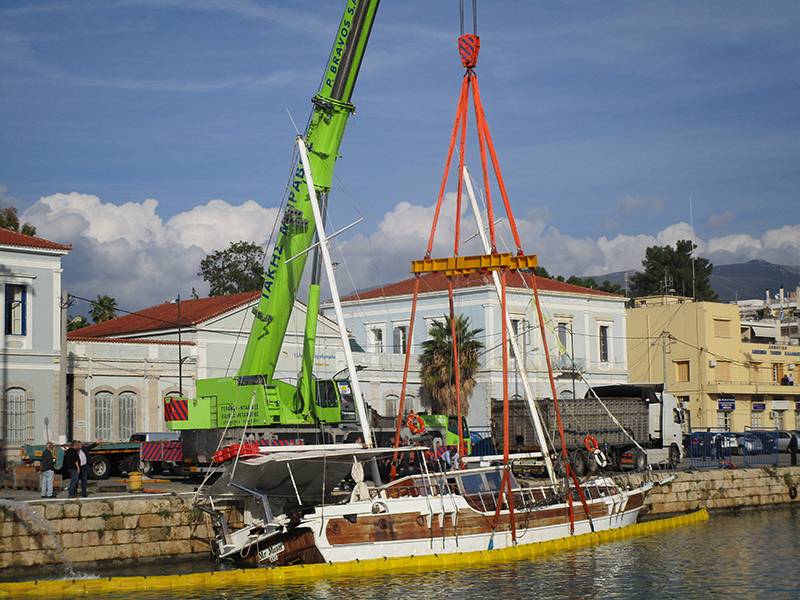 Επιχείρηση ανέλκυσης του βυθισμένου ιστιοφόρου από το λιμάνι της Καλαμάτας (βίντεο)