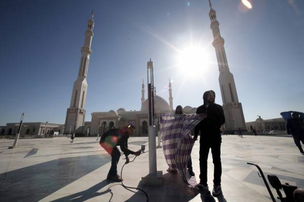 Αίγυπτος: Το μεγαλύτερο ναό και το μεγαλύτερο τζαμί στη Μέση Ανατολή εγκαινίασε ο αλ Σίσι