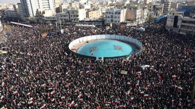 Ιράν: Χιλιάδες συγκεντρώθηκαν στην Τεχεράνη υπέρ του νέου ανώτατου ηγέτη (βίντεο)