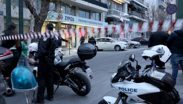 Ελεύθεροι οι 37 προσαχθέντες για την επίθεση με μολότοφ στα γραφεία του ΣΥΡΙΖΑ