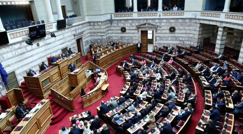 Ομόφυλα ζευγάρια: Σε δημόσια διαβούλευση το νομοσχέδιο - Τι προβλέπει για γάμο και τεκνοθεσία (Βίντεο)