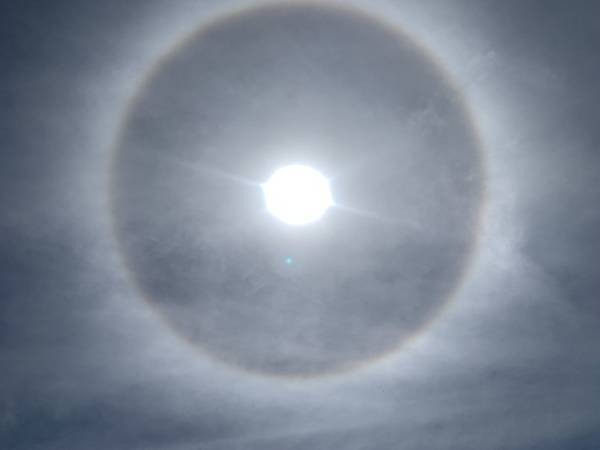 «Άλως»: Τράβηξε τα βλέμματα στην Καλαμάτα η εικόνα του ήλιου με το φωτεινό στέμμα (φωτογραφίες)