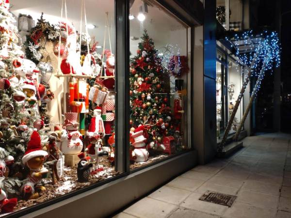 Καλαμάτα: Ακριβότερα τα Χριστουγεννιάτικα δέντρα φέτος - Περιορισμένη η κίνηση στα περισσότερα καταστήματα