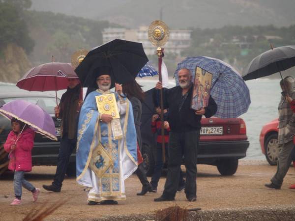 Πολλοί πιστοί στον Αγιασμό των Υδάτων στη Φοινικούντα