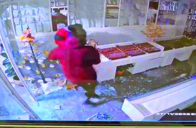 Καλαμάτα: Θρασύτατη διάρρηξη και κλοπή σε κοσμηματοπωλείο!