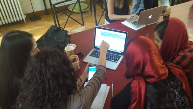 Δεκαεξάχρονη μαθήτρια δημιούργησε πλατφόρμα εκπαίδευσης προσφυγόπουλων