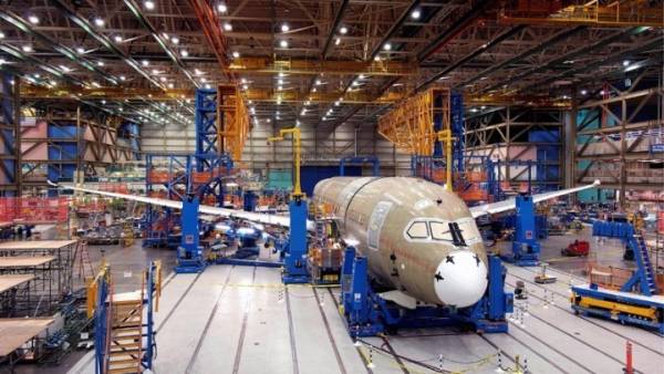Κορονοϊός: Η Boeing μελετά σχέδιο μείωσης του προσωπικού της κατά 10%