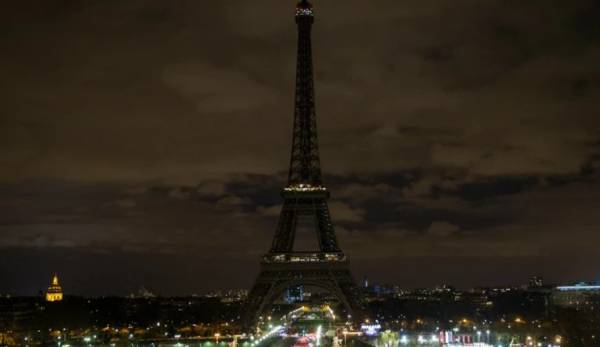 Παρίσι: Η Πόλη του Φωτός σβήνει τα φώτα στον Πύργο του Άιφελ, σε μνημεία και δημοτικά κτήρια