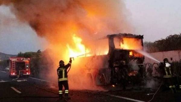 Ιταλία: Λεωφορείο πήρε φωτιά λόγω έκρηξης ελαστικού στο κέντρο της Ρώμης