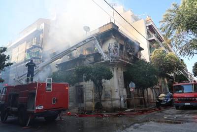 Πυρκαγιά σε διώροφη κατοικία στην Καλλιθέα - Δύο τραυματίες μεταφέρθηκαν στο νοσοκομείο