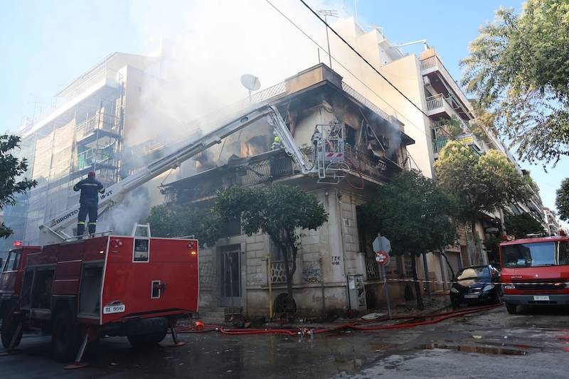 Πυρκαγιά σε διώροφη κατοικία στην Καλλιθέα - Δύο τραυματίες μεταφέρθηκαν στο νοσοκομείο