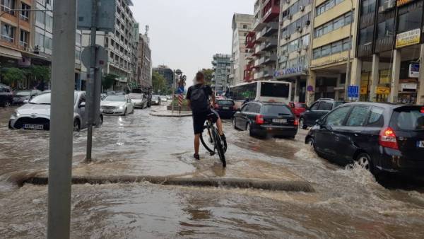 Καταιγίδα στη Θεσσαλονίκη: Τουλάχιστον 80 κλήσεις στην Πυροσβεστική