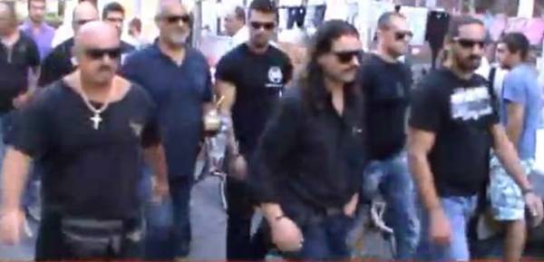 Σύλληψη αστυνομικού στα γραφεία της Χρυσής Αυγής στο Αγρίνιο (βίντεο)