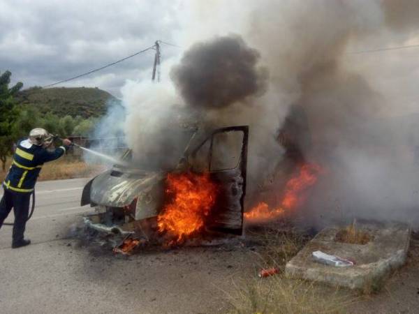 Πυρκαγιά σε βανάκι στην παλιά ΕΟ Καλαμάτας - Τρίπολης (φωτογραφίες)