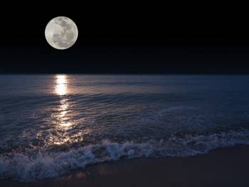 Ηλιοβασίλεμα και πανσέληνος στην παραλία του Καρτελά