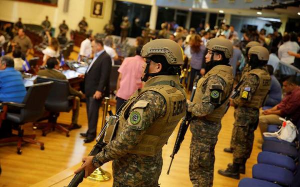 Ελ Σαλβαδόρ: Οπλισμένοι στρατιώτες εισέβαλαν στο κοινοβούλιο απαιτώντας την ενίσχυση των δυνάμεων ασφαλείας