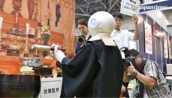 Κίνα: Ρομπότ-βουδιστής ιερέας κάνει κηδείες με όλο το τελετουργικό (Βίντεο)