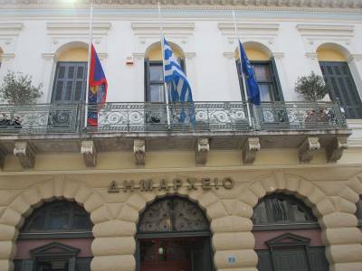 Μεσίστιες οι σημαίες και στην Καλαμάτα