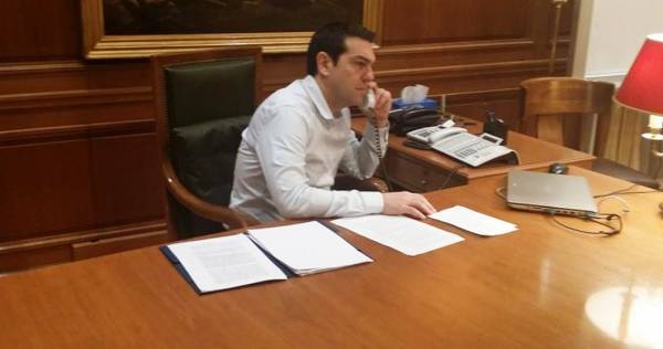 Για την πορεία των διαπραγματεύσεων στο ονοματολογικό της ΠΓΔΜ ενημέρωσε τηλεφωνικά ο πρωθυπουργός τους πολιτικούς αρχηγούς
