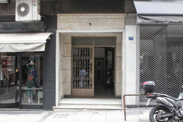 Συνελήφθη 19χρονος για την εισβολή του «Ρουβίκωνα» σε συμβολαιογραφείο στο κέντρο της Αθήνας