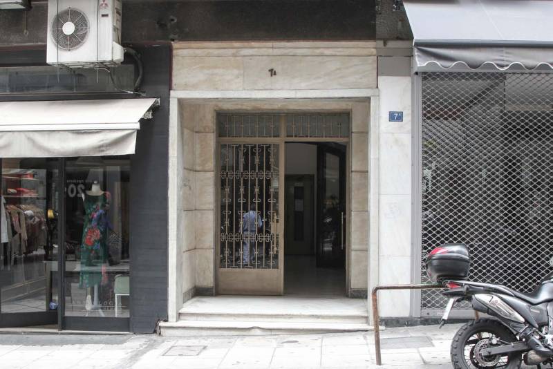 Συνελήφθη 19χρονος για την εισβολή του «Ρουβίκωνα» σε συμβολαιογραφείο στο κέντρο της Αθήνας