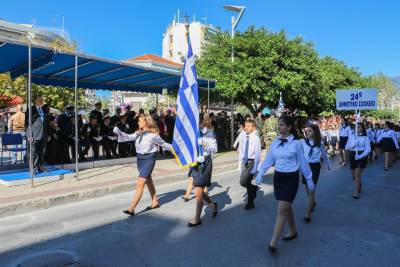 Χωρίς ένταση και απρόοπτα η παρέλαση στην Καλαμάτα (βίντεο και φωτογραφίες)