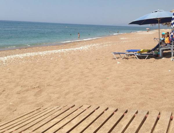 Μαζεύτηκαν οι τελευταίες ξαπλώστρες στην παραλία του Αϊ-Λαγούδη