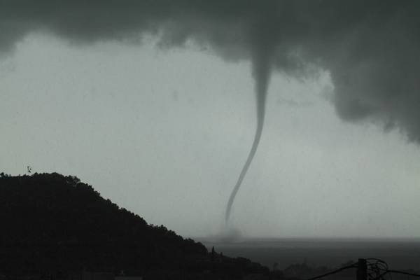 Βίντεο από τον ανεμοστρόβιλο στον Αγιο Νικόλαο Δυτικής Μάνης