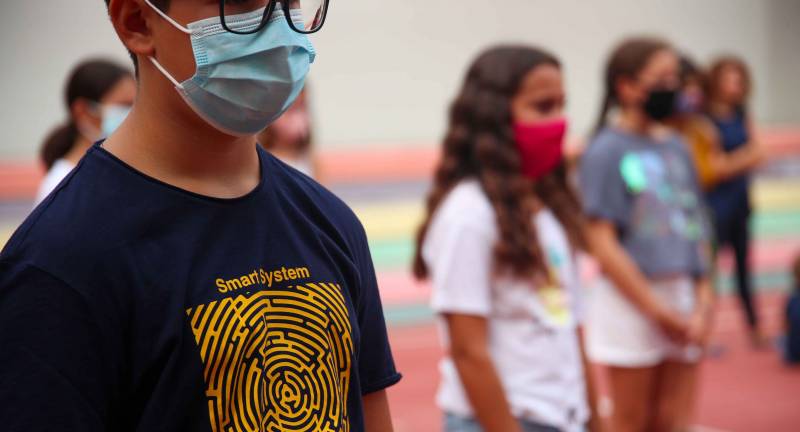 Η Γ.Γ. Δημόσιας Υγείας για τις... τεράστιες μάσκες που μοιράστηκαν σε σχολεία