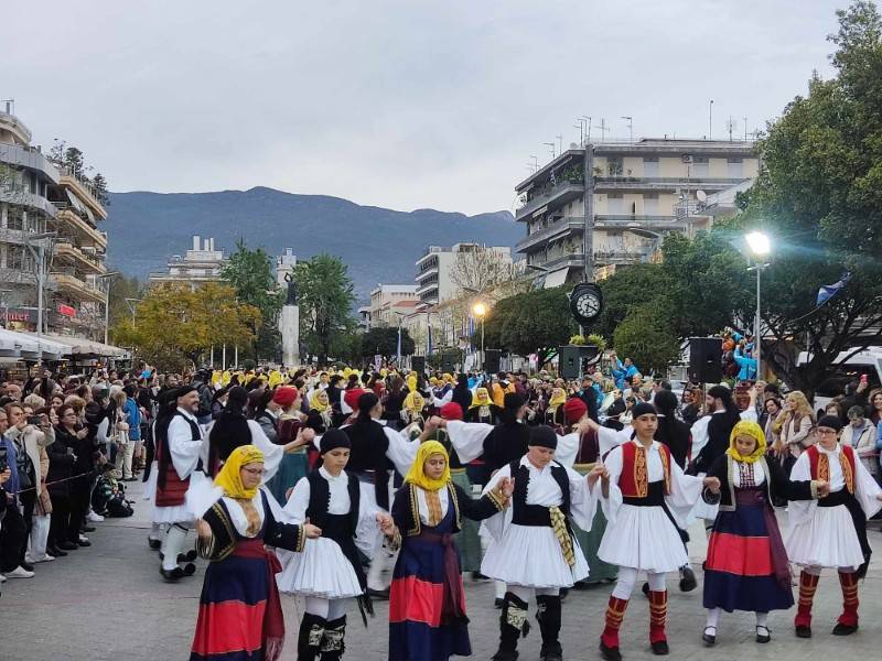 Χορευτικό αντάμωμα στην κεντρική πλατεία Καλαμάτας