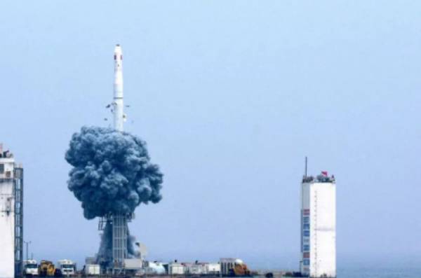 Η Κίνα εκτόξευσε τον πρώτο διαστημικό πύραυλο από πλωτή εξέδρα (Βίντεο)
