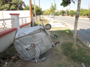 Αυτοκίνητο «προσγειώθηκε»  σε κάδους απορριμμάτων στην οδό Κρήτης στην Καλαμάτα