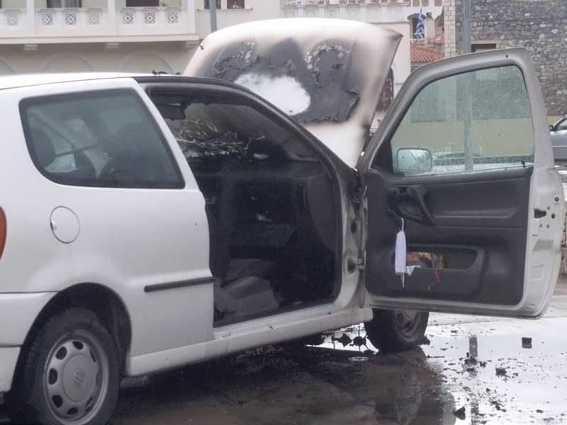Καλαμάτα: Πυρκαγιά σε αυτοκίνητο μπροστά από την Υπαπαντή