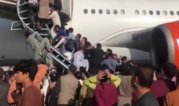Αφγανιστάν: Πέντε νεκροί στο αεροδρόμιο της Καμπούλ, εκατοντάδες προσπάθησαν να μπουν με τη βία σε αεροπλάνα (Βίντεο)