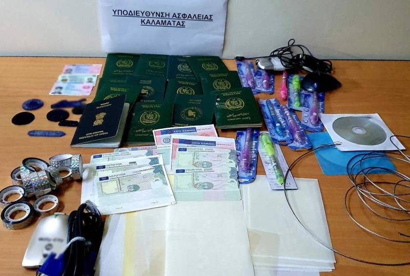 Κύκλωμα πλαστών διαβατηρίων και εγγράφων εξάρθρωσε η Ασφάλεια Καλαμάτας (φωτογραφίες)