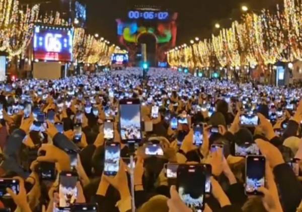 Viral βίντεο από το Παρίσι την ώρα της αλλαγής του χρόνου - Όλοι τραβούν βίντεο, κανείς δεν έζησε τη στιγμή
