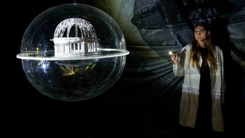 «Λευκός Νάνος»: Μια διαδραστική εγκατάσταση εικονικής πραγματικότητας από τη Γ. Μαρκοπούλου στο Μουσείο Μπενάκη